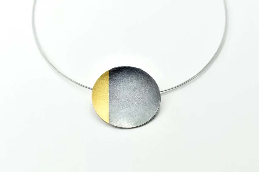 Colgante Mikazuki (media luna) en plata y oro, joyería contemporánea de autor